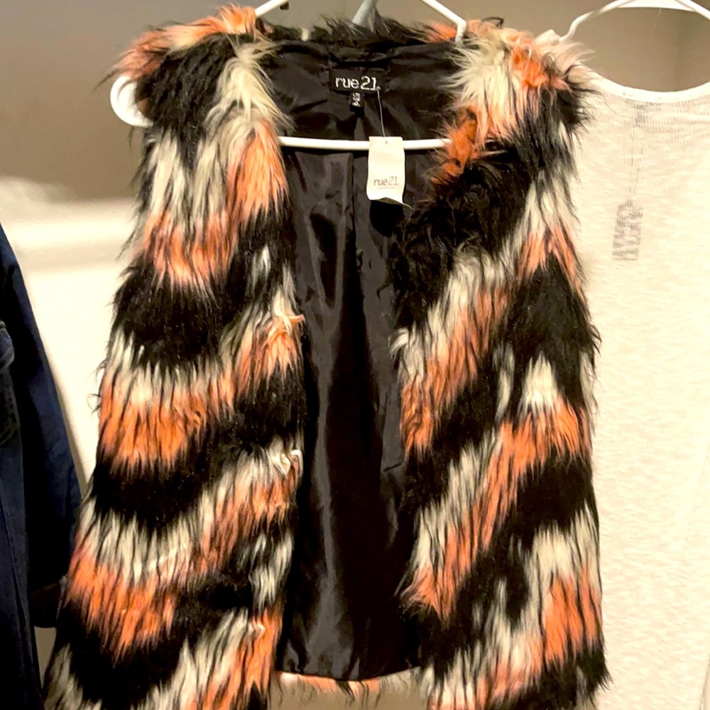 A rue 21 faux fur vest is a L/XL